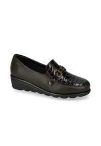 Mocassino in pelle verniciata nera con texture coccodrillo, accentuato da una fibbia in tonalità oro e un tacco a zeppa basso e texturizzato.
