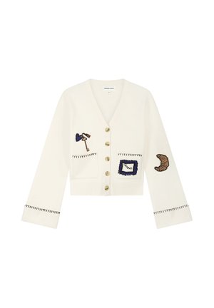 Wit kort vest met knoopsluiting aan de voorkant, zwarte gestikte manchetten en patches waaronder een sleutel, een omlijst label en een croissant op mouwen en zakken.