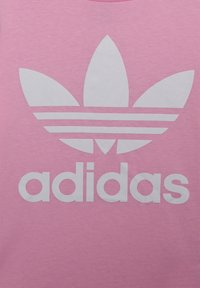 adidas Originals TREFOIL TEE-JUNIOR - Apdrukāts T-krekls - true pink/white