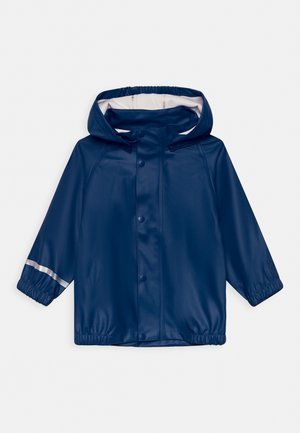 Giacca impermeabile blu navy con cappuccio, realizzata in materiale liscio e impermeabile. Presenta polsini elasticizzati, chiusura frontale con bottoni e dettagli riflettenti.