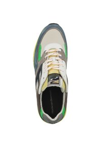 Sneaker caratterizzata da una tomaia in mesh multicolore e materiali in suede, con accenti di grigio, bianco, verde e blu. Punta arrotondata e suola imbottita.