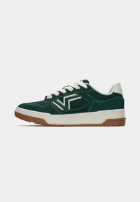 Grüne Wildledersneaker mit weißen Akzenten, runden Schnürsenkeln und einer Sohle aus Gummigummi. Merkmale sind ein seitliches Logo, gestickte Details und ein perforiertes Design.