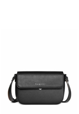 Borsa a tracolla nera in pelle sintetica liscia con chiusura a patta, accentuata dal logo e con tracolla regolabile. Design rettangolare compatto.