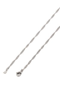 Stříbrný řetízek na krk s propleteným designem, vyrobený z kovu, s karabinovým zapínáním a hladkým povrchem.