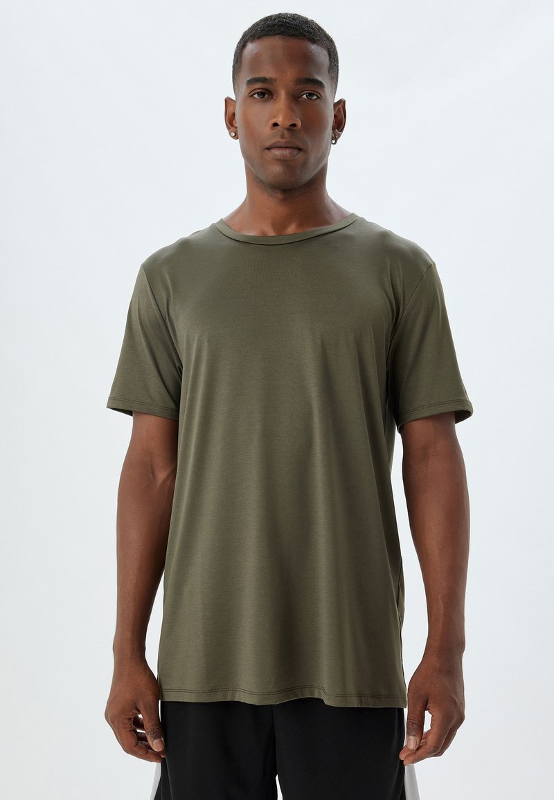 Olijfgroen T-shirt met korte mouwen en een ronde halslijn, gemaakt van zacht stof, met een relaxte pasvorm en een gladde textuur. Geen zichtbare patronen of accenten.