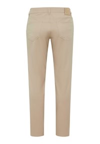 Beige slim-fit broek met een gladde textuur, voorzien van twee achterzakken en een leren patch op de tailleband.
