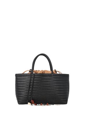 Schwarze gewebte Handtasche mit doppelten Griffen, beigem Stoffzugverschluss und dekorativen Perlen an zwei hängenden Schnüren.