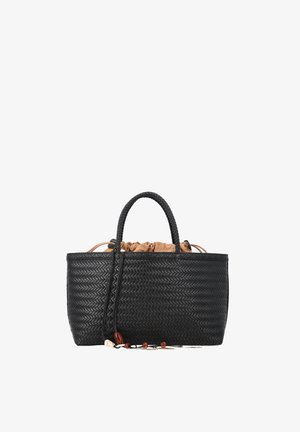 Schwarze gewebte Handtasche mit doppelten Griffen, beigem Stoffzugverschluss und dekorativen Perlen an zwei hängenden Schnüren.