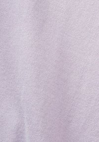 Hell-lila Stofftextur, fein gestrickt mit einer glatten, gleichmäßigen Oberfläche. Zeigt ein dezentes, gleichmäßiges Muster, das typisch für Strickwaren ist.