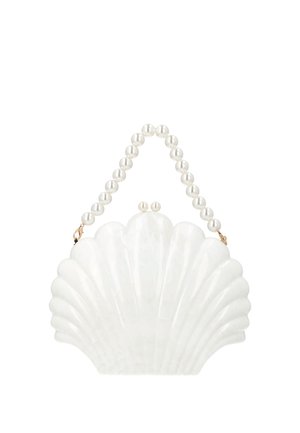 Fehér, kagyló alakú kézitáska gyöngyözött fogantyúval és gyöngygombbal, egyszerű fehér háttéren.