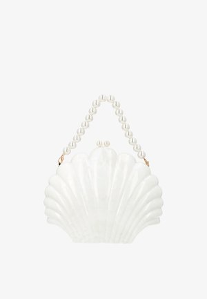 Witte handtas in schelpvorm met parelmoer handvat en parelsluiting tegen een effen witte achtergrond.