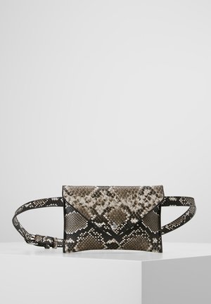 Leder-Gürteltasche mit Schlangenprint, silbernem Druckknopf und verstellbarem Riemen, platziert auf weißer, eckiger Oberfläche vor schlichter Hintergrundkulisse.