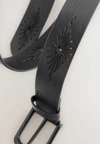 Cinturón de cuero negro con patrones florales en relieve, textura suave y hebilla de metal negro mate. Diseño simple y elegante.