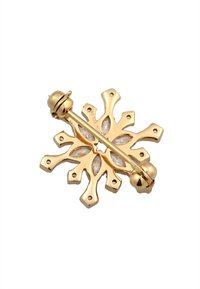 Broche en forme de flocon de neige en or avec une finition polie, dotée de pierres claires taillées en marquise et d'une fermeture à barrette ; design découpé complexe.