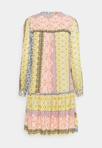 Robe à manches longues présentant un mélange de motifs floraux colorés et géométriques en jaune, rose et bleu, avec un ourlet à volants en couches.