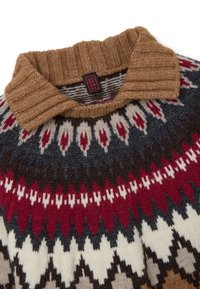 Pull en maille avec un col côtelé marron. Présente un motif géométrique multicolore en gris, rouge, crème et marron. Étiquette visible.