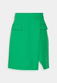 Mini gonna verde con design a portafoglio anteriore, due tasche laterali e una texture liscia con una finitura pulita e sartoriale.