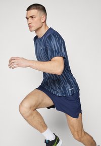 ASICS ROAD TOP - Športne majice - blue expanse/midnight