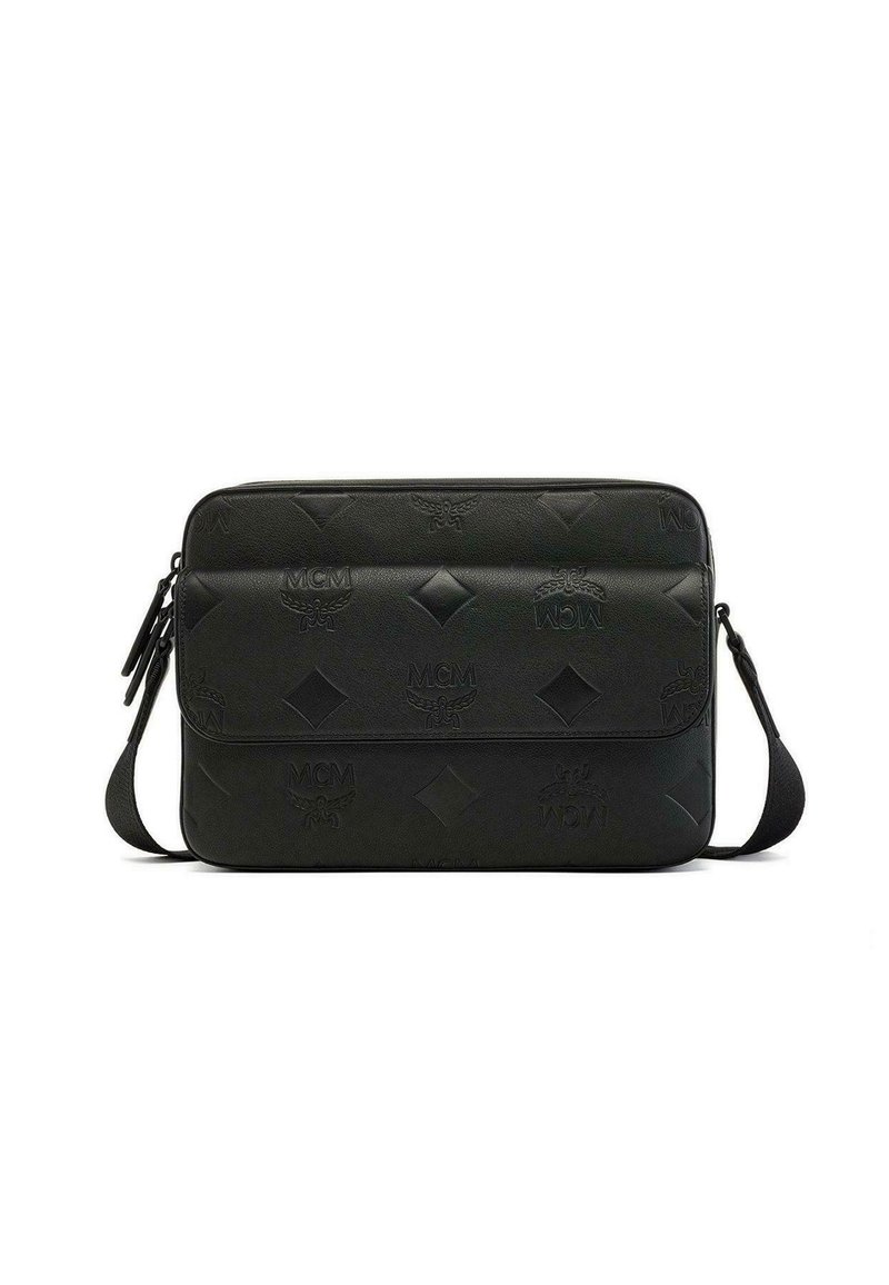 Borsa MCM nera con logo in rilievo, motivo a diamante e texture liscia. Presenta una chiusura con zip e una tracolla regolabile. Forma rettangolare.
