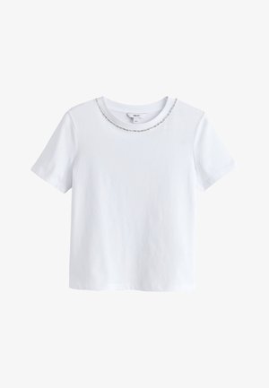 T-shirt bianca in cotone a maniche corte con scollo rotondo con un sottile bordo di paillettes argento lungo il colletto.