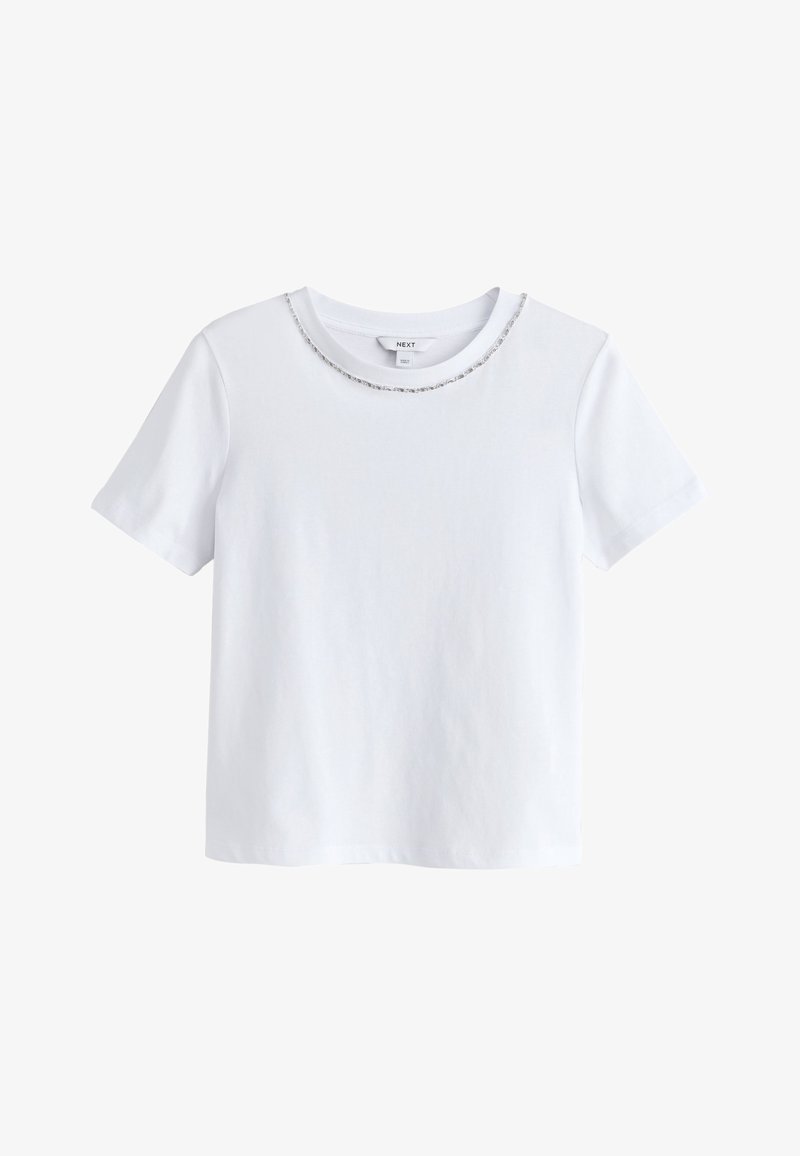 T-shirt blanc en coton à manches courtes avec un col rond présentant une fine bordure de sequins argentés le long du col.