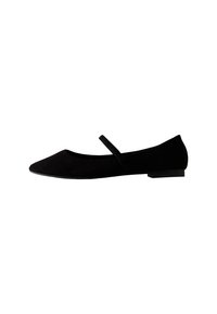 Svart mocka ballerina med spetsig tå, justerbar Mary Jane-rem och låg, platt klack. Enkelt design utan ytterligare detaljer.
