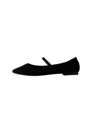 Zwarte suède balletschoen met een puntige neus, verstelbare Mary Jane-riem en een lage, platte hak. Eenvoudig ontwerp zonder extra accenten.