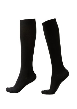 Schwarze knielange Socken mit glatter Textur, gerippten Bündchen und einem klassischen Design, das sich sowohl für formelle als auch für lässige Anlässe eignet.