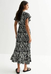 New Look MARK MAKING SHIRRED WAIST MIDI - Abito a camicia - black pattern