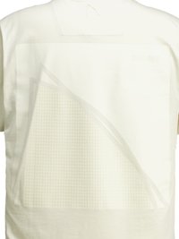 Cămașă albă cu tonuri off-white, cu un design geometric mare debossat și un model texturat pe spate, având un branding subtil în colțul din dreapta sus.