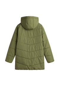 Chaqueta acolchada verde oliva con capucha, con costuras en patrón de chevron y un corte ligeramente alargado y relajado. Textura suave.