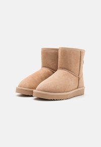 XTI Klasszikus bokacsizmák - beige