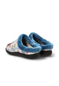 Zapatillas peludas con un patrón de puntos multicolores sobre un fondo blanco, que cuentan con un puño azul de felpa y una suela negra resistente.