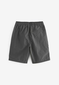Shorts gris foncé en tissu léger, avec une taille élastique, une poche arrière unique et une coupe décontractée.