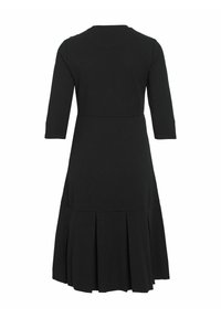 Robe noire longueur genou avec manches trois-quarts et jupe plissée, vue de dos sur fond blanc.
