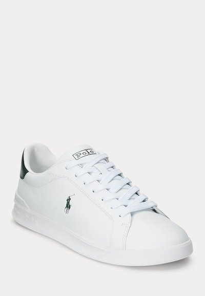 Valge nahast tennisejalats valgete paeltega, must kannatõmmis, Polo logo küljel ja Polo silt keelega.