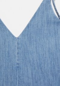 Világoskék farmeranyag V-alakú nyakkivágással és látható varrásrészletekkel az elülső középső részen.