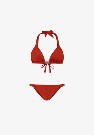 Ensemble de bikini rouge comprenant un haut triangle avec des bretelles nouées et un bas taille basse avec des accents latéraux. Tissu lisse et extensible.