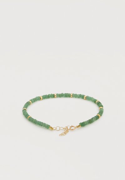 Λεπτό βραχιόλι με μικρές πράσινες πέτρες και χρυσά διαχωριστικά χάντρες, με χρυσό κούμπωμα τύπου αστακό και ρυθμιζόμενη αλυσίδα.