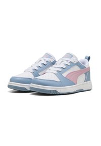 Sneaker atletici blu e rosa con accenti bianchi. Presentano una parte superiore in pelle liscia, design con lacci, collo imbottito e suola testurizzata.