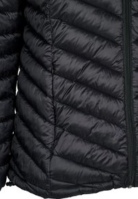 Chaqueta acolchada negra con un patrón acolchado, cierre de cremallera y una textura lisa y brillante. Detallada con cremalleras negras.