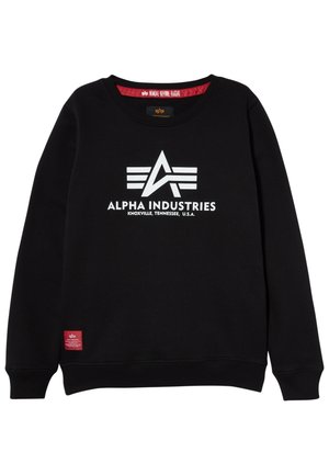 Svart sweatshirt med rund hals, med en hvit "Alpha Industries" logo og et lite rødt merke på sømmen. Myk stoff, enkelt design.