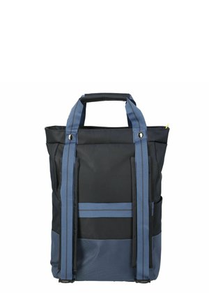 Zwart-blauwe rugzak met dubbele verticale riemen, handvat aan de bovenzijde en zijzakken, rechtopstaand tegen een witte achtergrond.