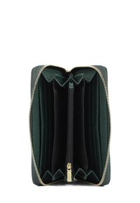 Portafoglio in pelle verde con zip dorata, dotato di multiple fessure per carte, due compartimenti e una sezione centrale con zip per le monete.
