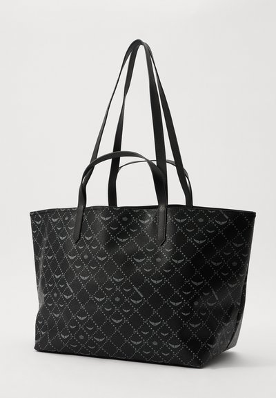 Sac fourre-tout noir en matériau texturé, doté d'un motif répétitif de formes de diamant et de visages subtils, avec deux longues poignées.