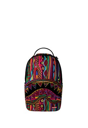Zaino con motivi geometrici e ondulati colorati in rosso, verde, blu, viola e nero, con un disegno a zigzag vicino alla tasca anteriore.