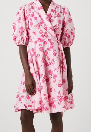 ROBE FLORENTINE ROSE : Une robe portefeuille midi avec des manches bouffantes, dotée d'un tissu texturé orné de motifs floraux roses et d'une ceinture à la taille.