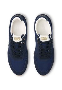 Sneakers blu navy con finitura liscia, dotate di lacci neri, interno bianco e una targhetta logo dorata sulla linguetta; suola in gomma.