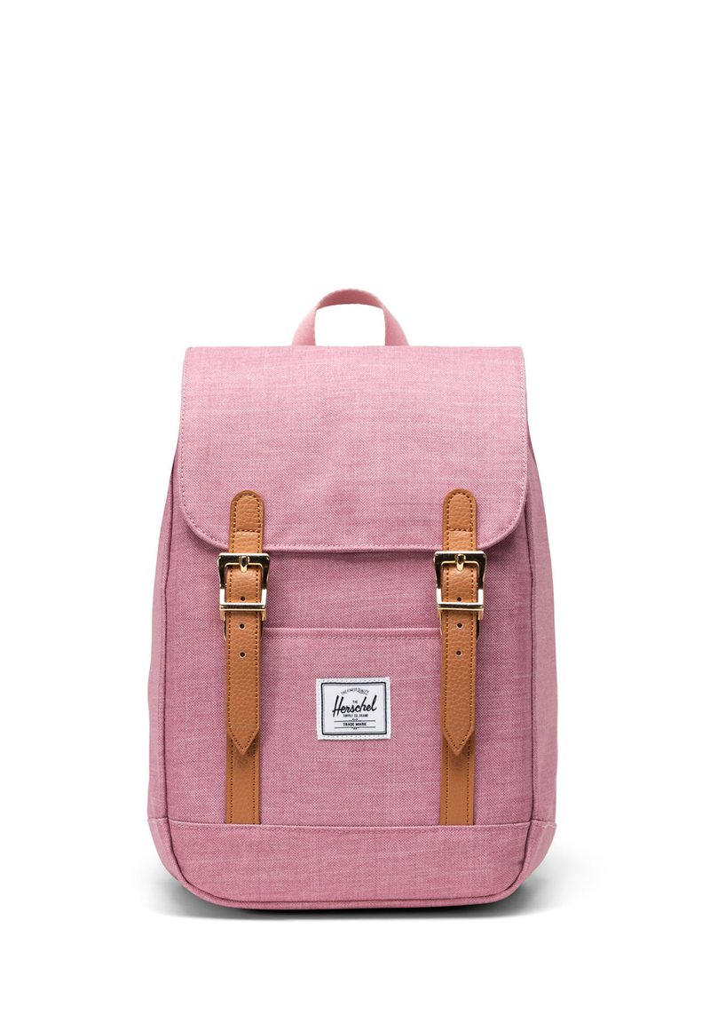 Ružový tkaninový batoh s textúrovaným povrchom, hnedé popruhy z faux kože a kovovými sponami, predná vrecko a horná rukoväť pre jednoduché nosenie.