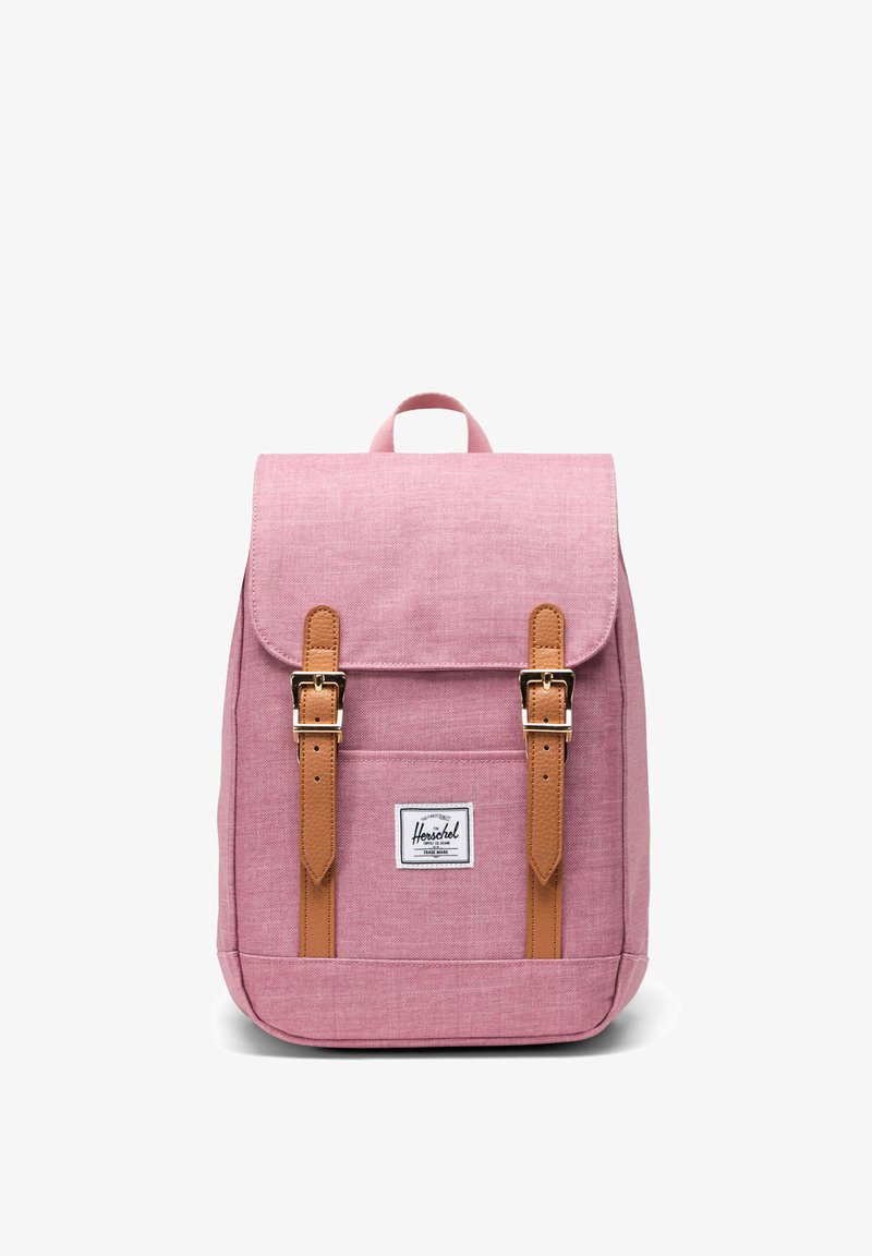 Ružový tkaninový batoh s textúrovaným povrchom, hnedé popruhy z faux kože a kovovými sponami, predná vrecko a horná rukoväť pre jednoduché nosenie.